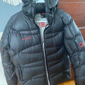 Black Mammut 650+ puffy with hood
